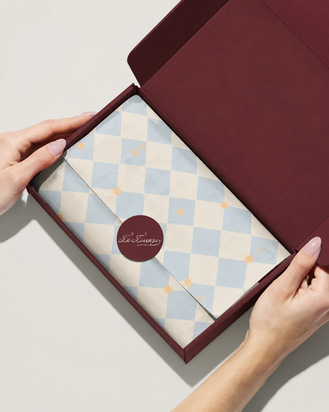 Packaging La Lorenza — caja bordó con papel estampado